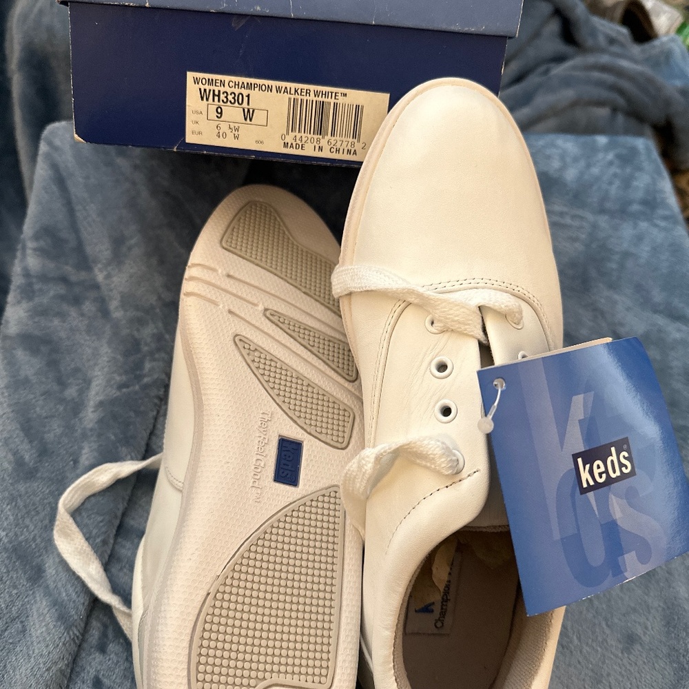 NEW Women’s Leather Champion Walker Athletic shoes size 9W